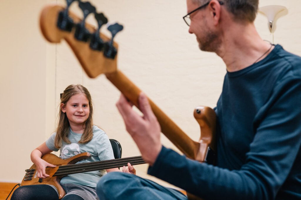 Joey Becker - Bassunterricht - E-Bass lernen in Wiesbaden, für Kinder